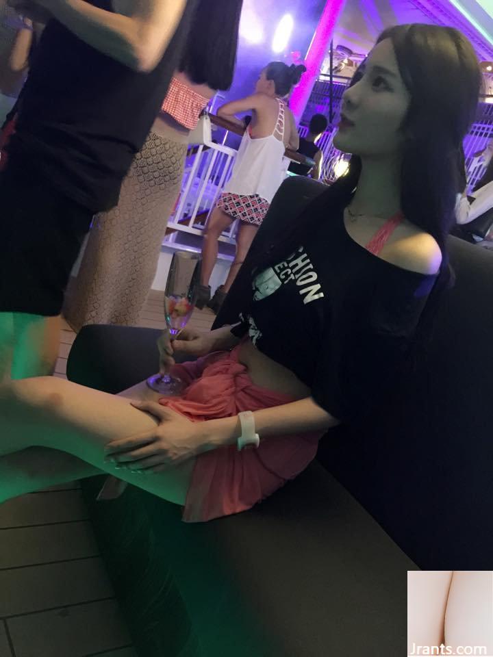 Hot girl Thâm Quyến với đôi mắt điện ~Verona Xie Zhewei ~ selfie với bộ ngực nhỏ và khe hở hơi lộ ra ngoài rất bắt mắt (35P) - Ảnh 17