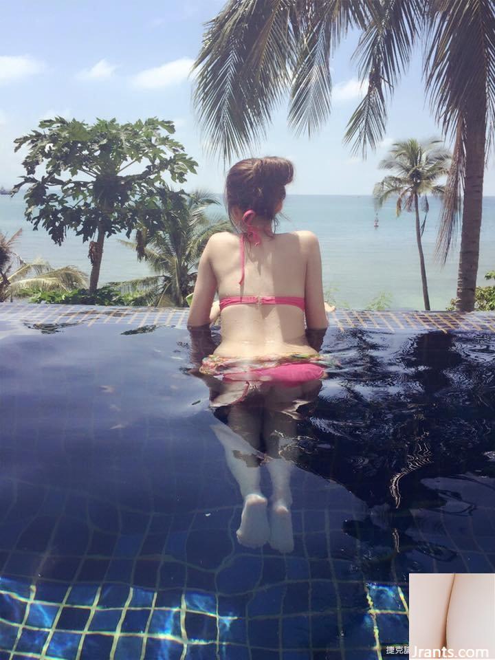 Cô gái xinh đẹp Vickybaby Vicky (Liu Ziyu) chia sẻ ảnh bikini gợi cảm (42P - Ảnh 29