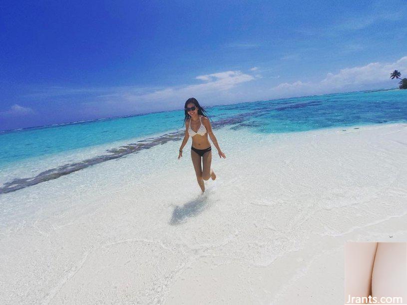 Cô gái ngọt ngào trong nắng với đôi chân thẳng đẹp ~ Tiffany Chu ~ dáng chuẩn trong bộ bikini + vòng eo rắn nước lộn ngược (41P) - Ảnh 14