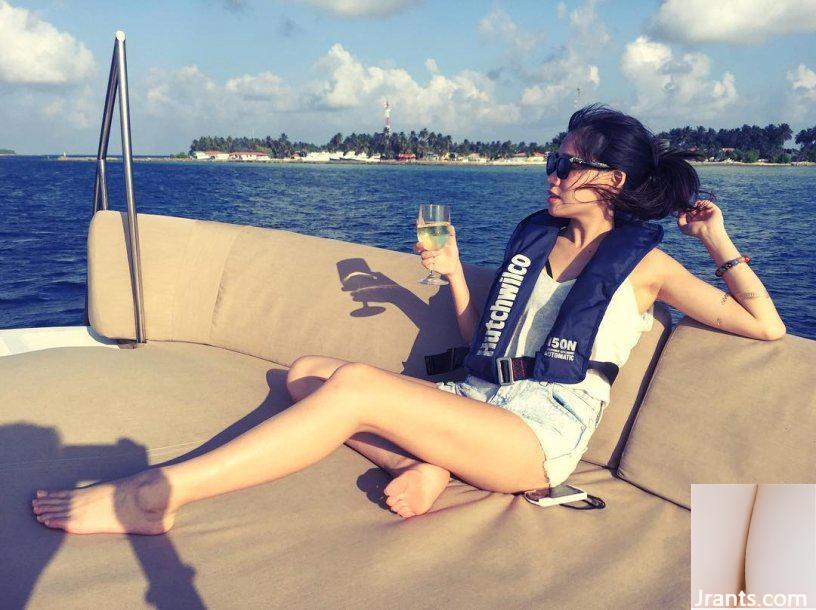 Cô gái ngọt ngào trong nắng với đôi chân thẳng đẹp ~ Tiffany Chu ~ dáng chuẩn trong bộ bikini + vòng eo rắn nước lộn ngược (41P) - Ảnh 15