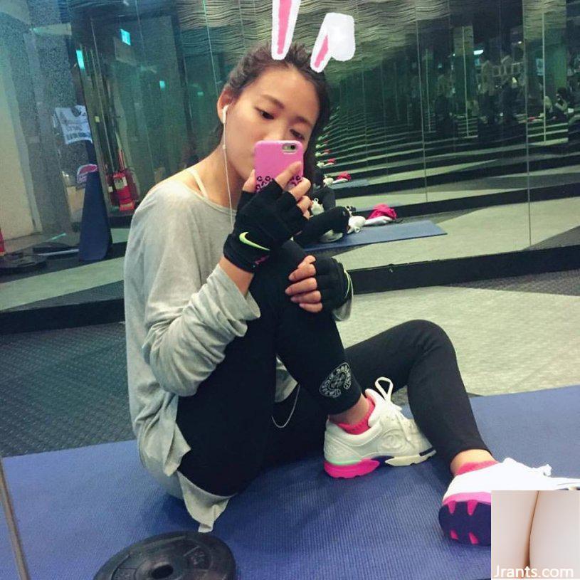 Cô gái ngọt ngào trong nắng với đôi chân thẳng đẹp ~ Tiffany Chu ~ dáng chuẩn trong bộ bikini + vòng eo rắn nước lộn ngược (41P) - Ảnh 34