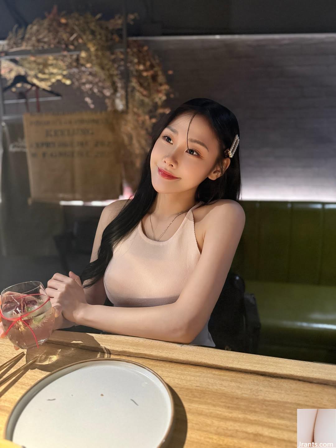 “Zi ning” sở hữu gương mặt xinh đẹp và thân hình nóng bỏng khiến người nhìn say đắm (10P)