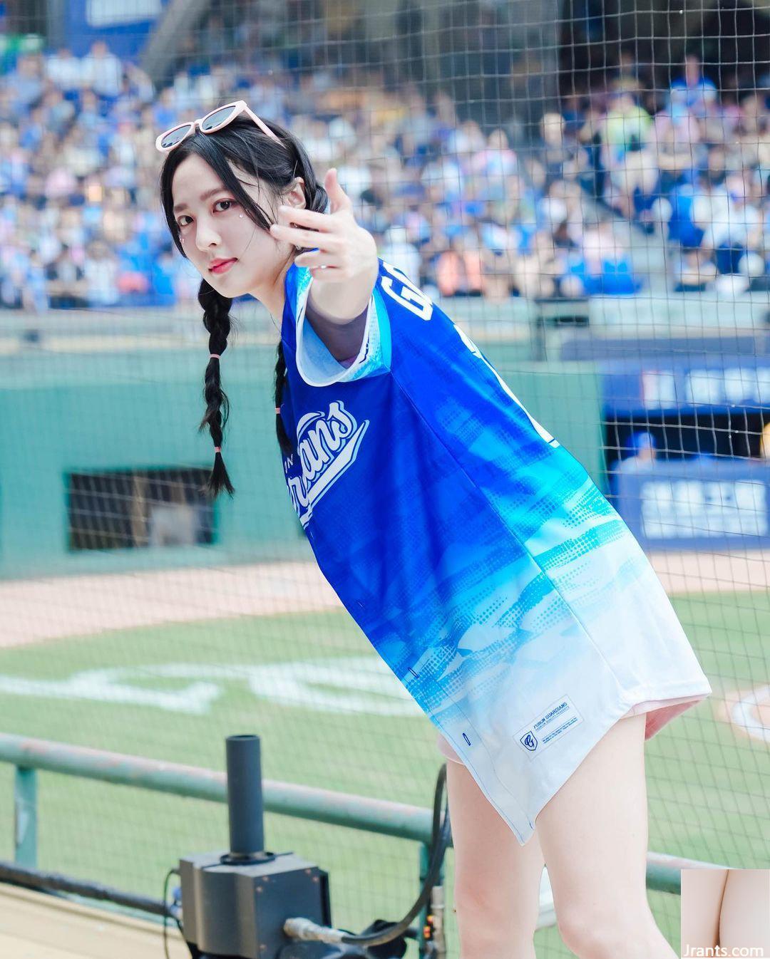 Hot girl cổ vũ “Zhang Yawei” có khuôn mặt thanh tú … và nụ cười nhẹ khiến tim cô đập mạnh hơn (10P)