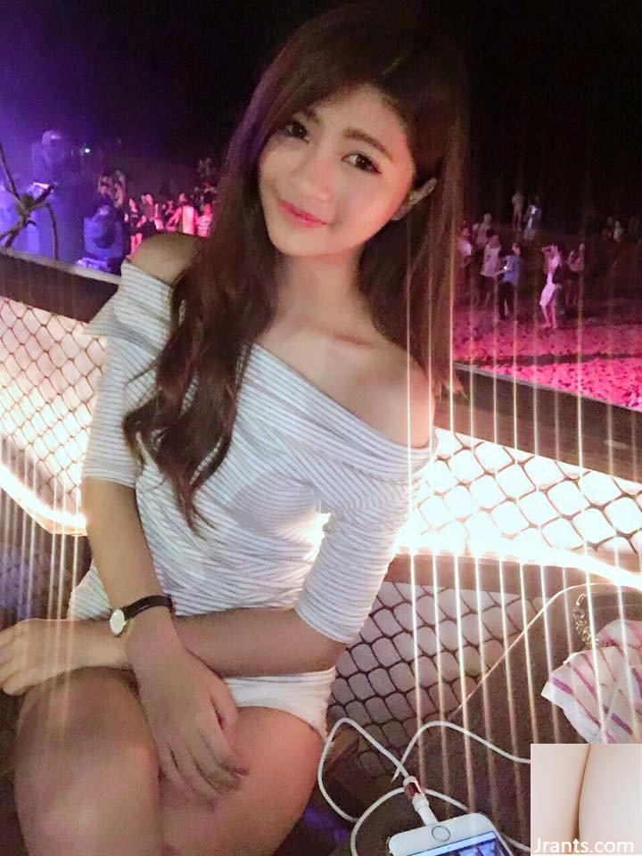 ~Momo Maomao~Kenting mặc bộ bikini trắng khoét lỗ nắng và bắt mắt - Ảnh 8