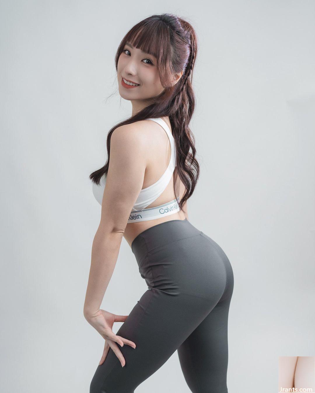 Người nổi tiếng trên mạng “Ping Ping Peng Peng” khoe khe ngực sâu, bộ ngực tuyết và cặp mông săn chắc trông thật quyến rũ (10P) - Ảnh 2