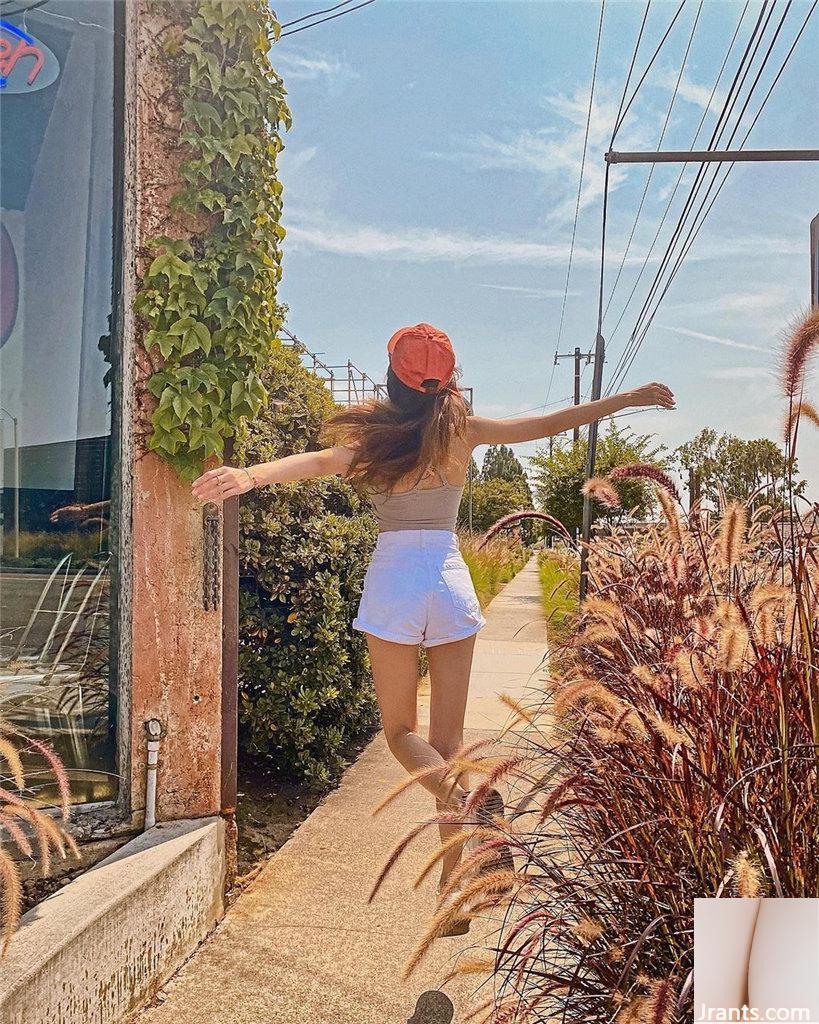 Mái tóc dài bồng bềnh và dáng người gợi cảm của chị Anna khiến cơ thể bơm máu (17P)