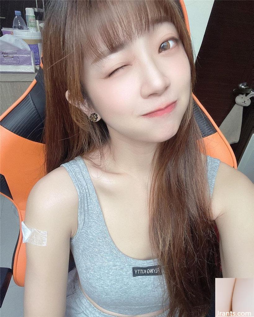 Hot girl dẫn chương trình phát sóng trực tiếp mắt to “Salen” có làn da trắng ngần và nét mặt thanh tú cũng không kém phần xinh đẹp (14P)