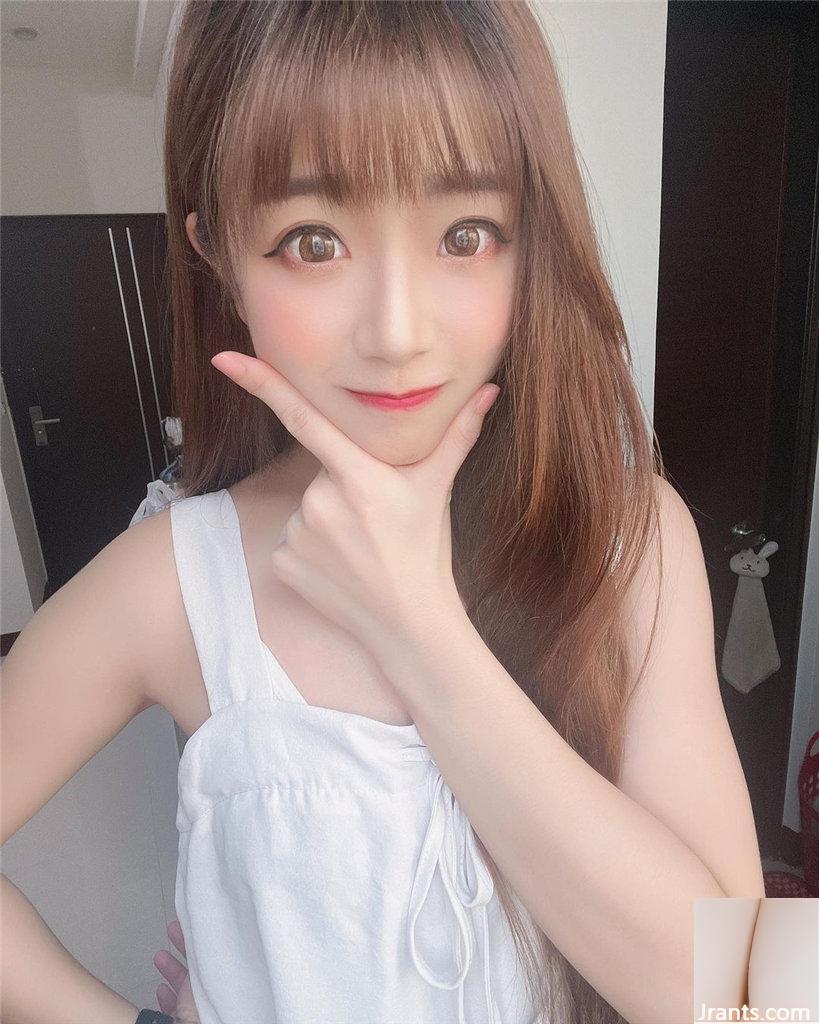 Hot girl dẫn chương trình phát sóng trực tiếp mắt to “Salen” có làn da trắng ngần và nét mặt thanh tú cũng không kém phần xinh đẹp (14P) - Ảnh 9