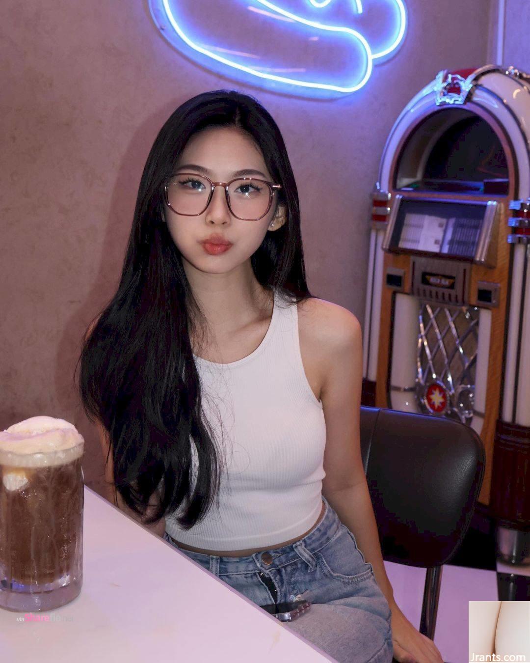 Ziqi, một cô gái xinh đẹp đến từ Malaysia, có nụ cười ngọt ngào và dáng người rạng ngời. Cô ấy khá ăn ảnh và quyến rũ. - Ảnh 15