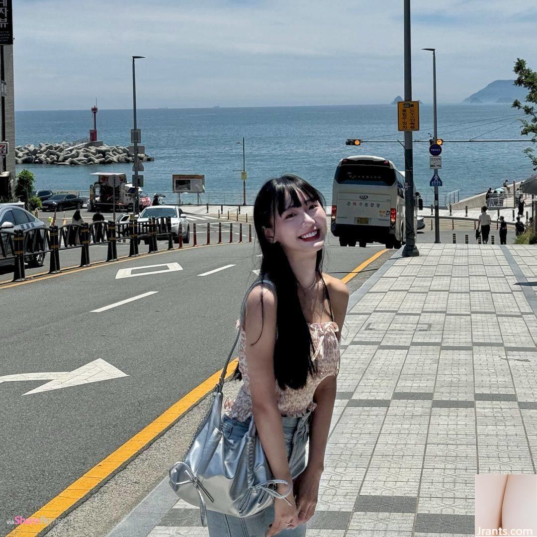 Queena Nana, một cô gái xinh đẹp đến từ Đài Loan, là thành viên của đội cổ vũ. Cô có vẻ ngoài ngọt ngào và nụ cười duyên dáng. - Ảnh 10