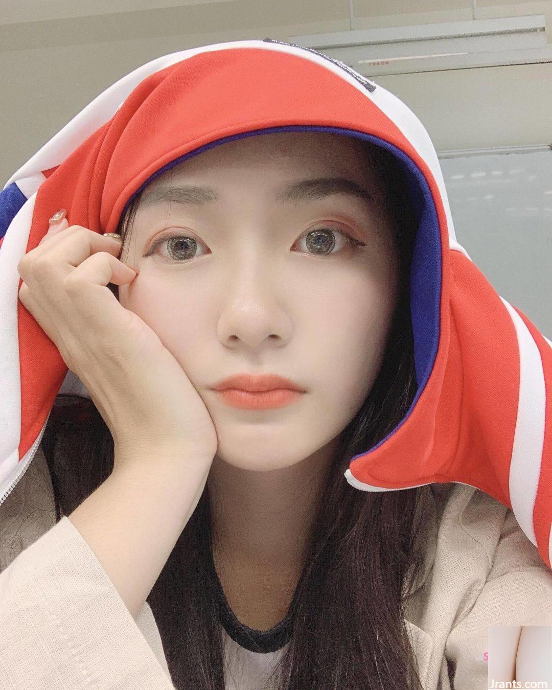 Queena Nana, một cô gái xinh đẹp đến từ Đài Loan, là thành viên của đội cổ vũ. Cô có vẻ ngoài ngọt ngào và nụ cười duyên dáng. - Ảnh 15