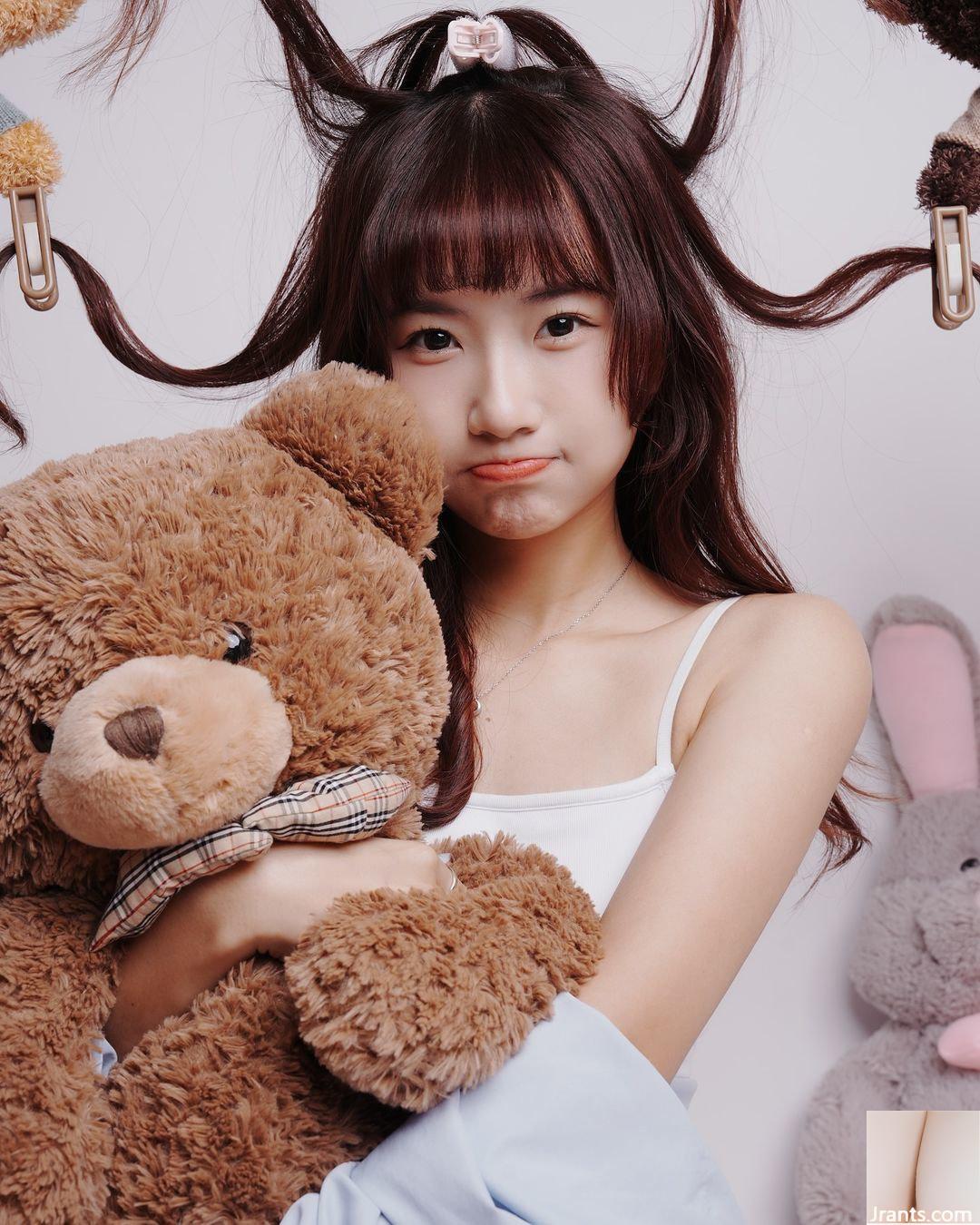 “Chen Yu” sở hữu khuôn mặt trái xoan và thân hình nuột nà trở thành tâm điểm chú ý của khán giả (10P)