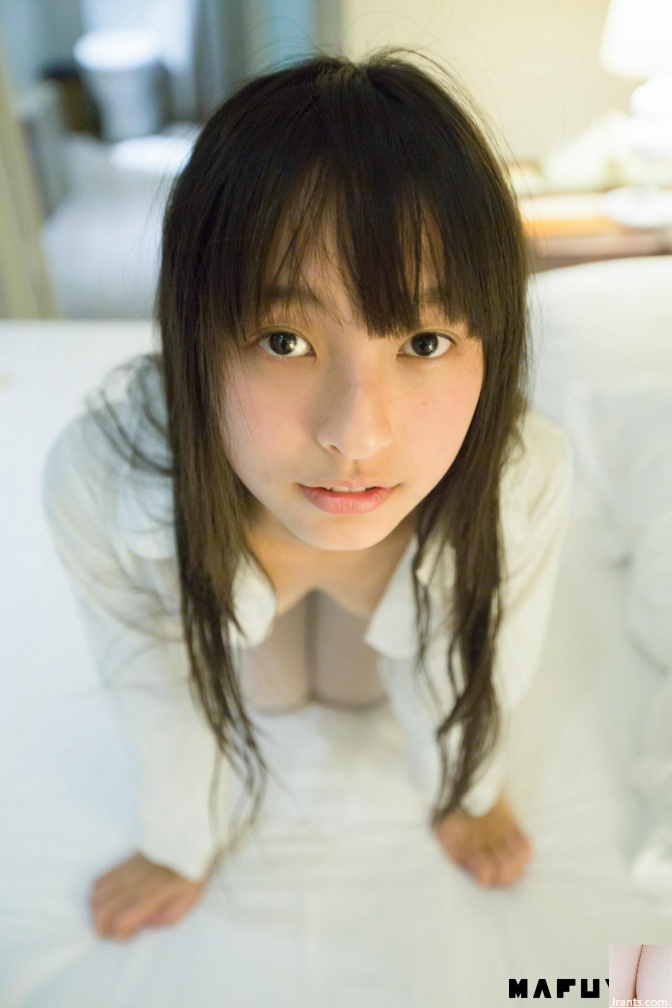 Chiếc quần tất màu trắng “Split Type Shikusui” của Kagakusaka Mafuyu khi nhìn vào khiến tôi kích động (48P)