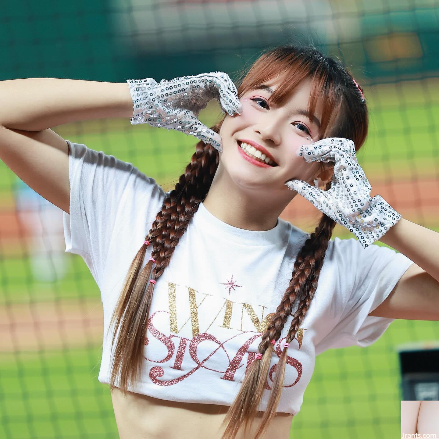 Nụ cười “vòng tròn” quá dễ thương và khuôn mặt dễ thương hút hồn (10P) - Ảnh 2