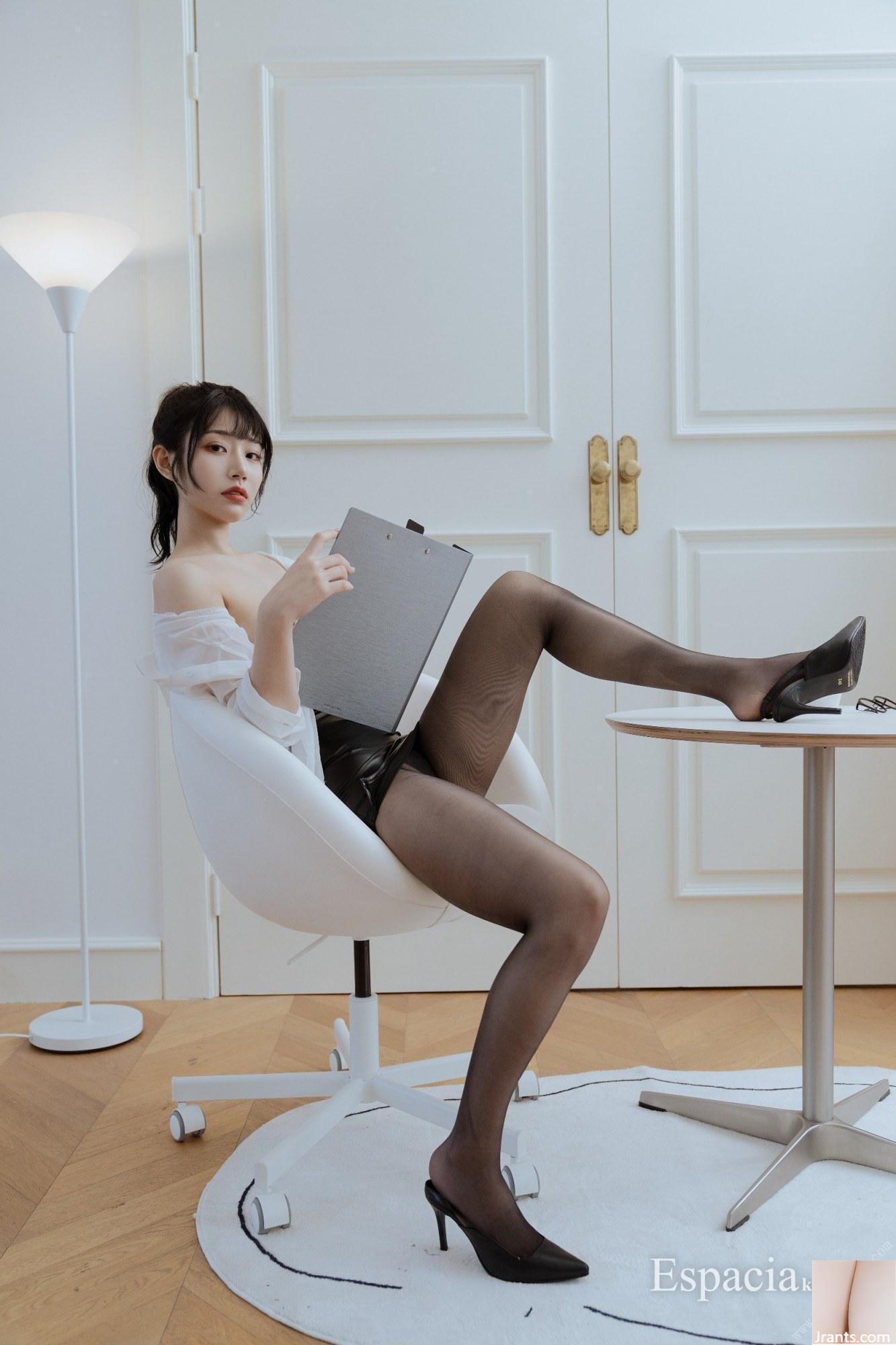 CV ngây thơ nhất cởi quần áo một cách hào phóng trên ghế sofa! Duỗi đôi chân xinh đẹp của cô ấy ra và nhìn bạn bằng đôi mắt thanh tao là một sự tương phản rất lớn! (41P) - Ảnh 16