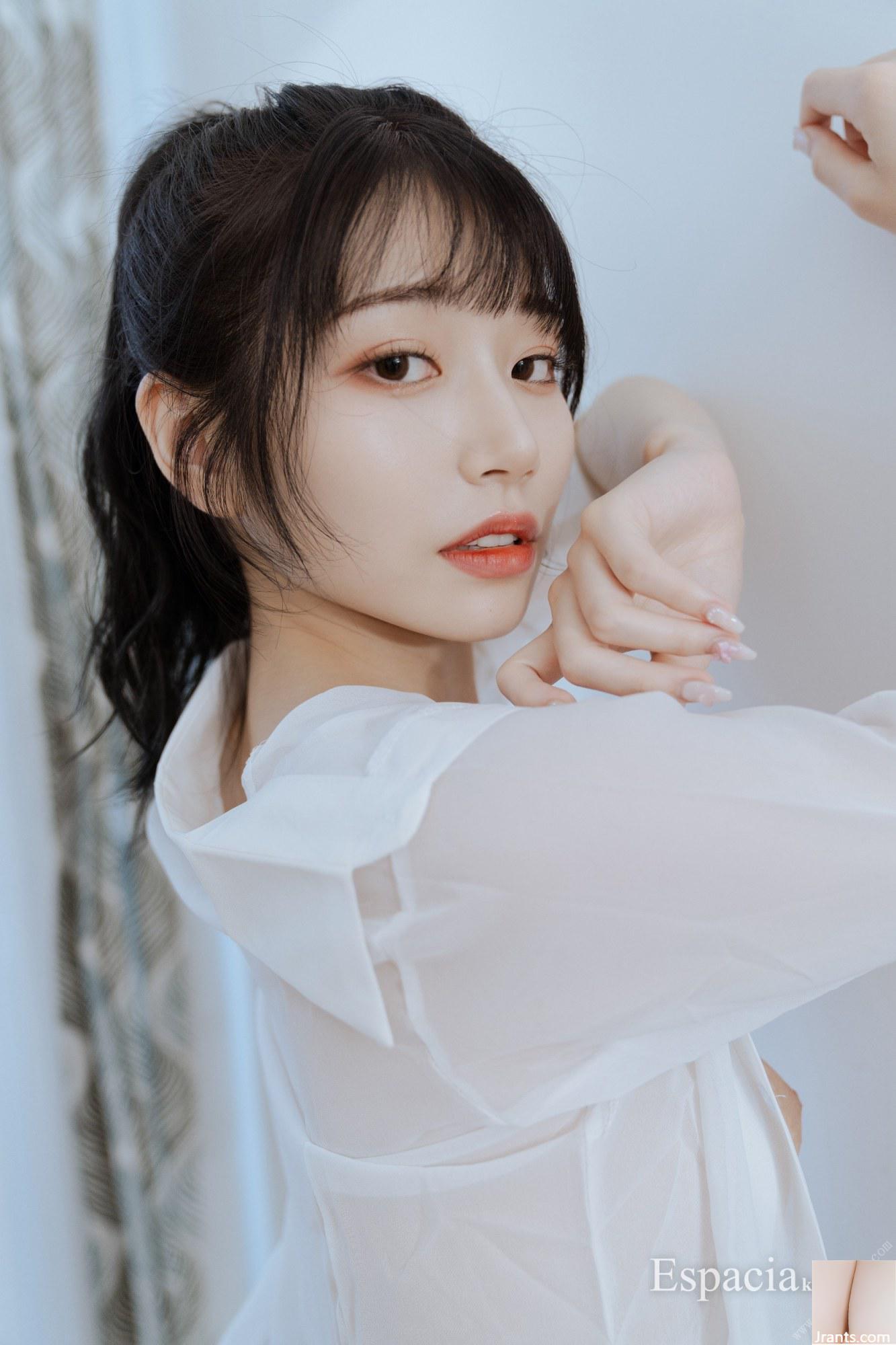 CV ngây thơ nhất cởi quần áo một cách hào phóng trên ghế sofa! Duỗi đôi chân xinh đẹp của cô ấy ra và nhìn bạn bằng đôi mắt thanh tao là một sự tương phản rất lớn! (41P) - Ảnh 2