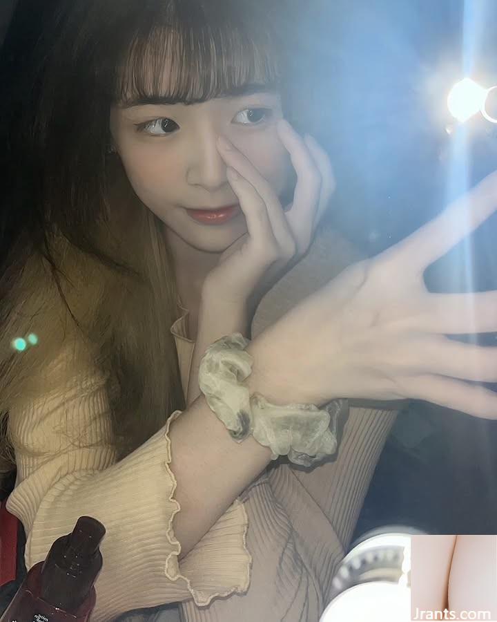 Vòng eo thon gọn của “Hina” tôn lên đường cong gợi cảm chết người (10P)