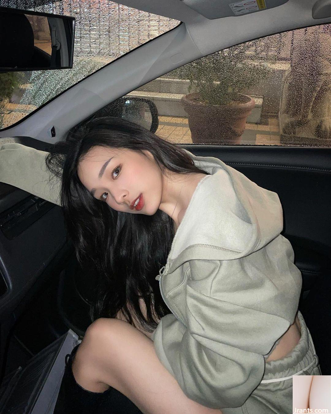 Cô nàng hoạt náo viên xinh đẹp “Yu Rong Rong Rong” mê mẩn những đường cong cơ thể cực đỉnh (10P)