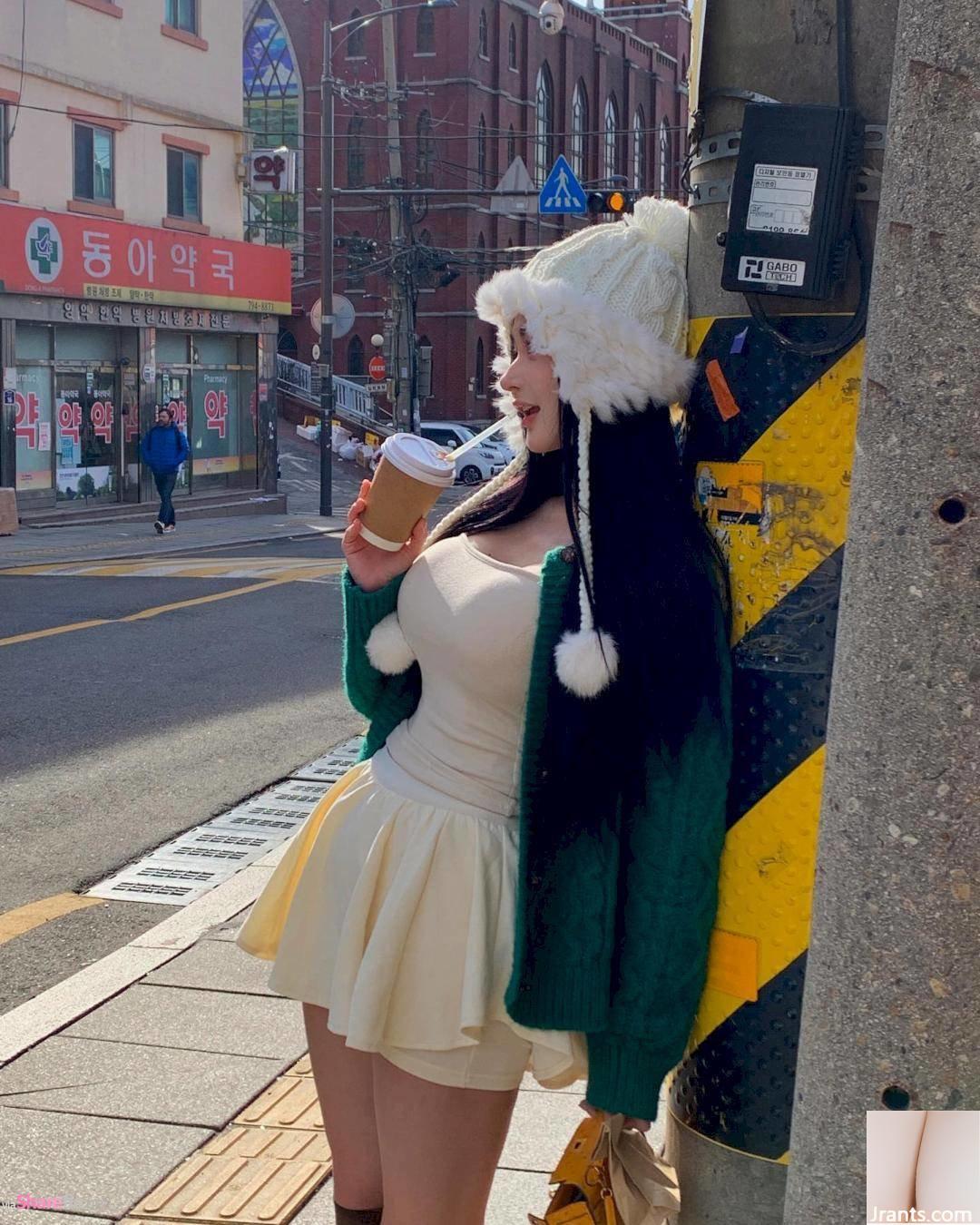 Cô gái xinh đẹp với chiếc áo ghi lê ngọt ngào và thân hình bùng nổ trong lòng cư dân mạng - Ảnh 12