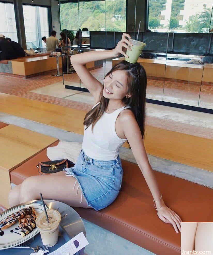 Cô gái ngọt ngào chụp ảnh ở bãi biển, nụ cười khiến dân tình tan chảy - Ảnh 13