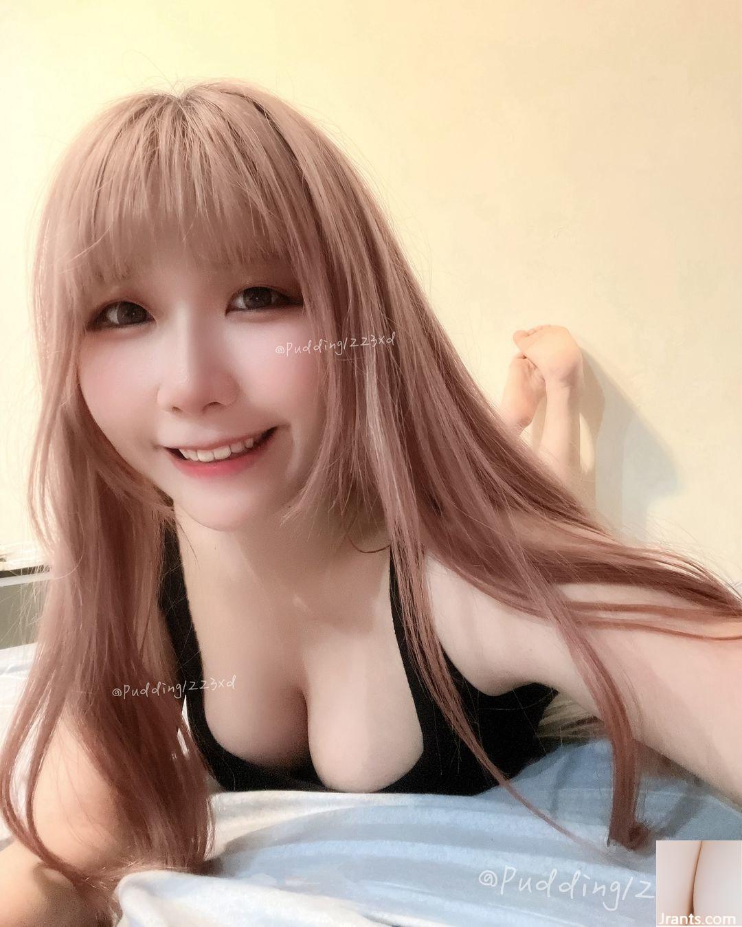 Bộ ngực chuẩn bị trình chiếu của hot girl live “Ya Pudingding” khiến khán giả phấn khích (10P)