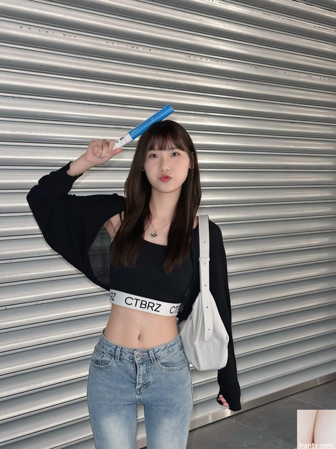 “Zhang Yi’en Jingjing” Làn da trắng nõn và dịu dàng rất quyến rũ và dáng người bụ bẫm rất bắt mắt (10P) - Ảnh 4