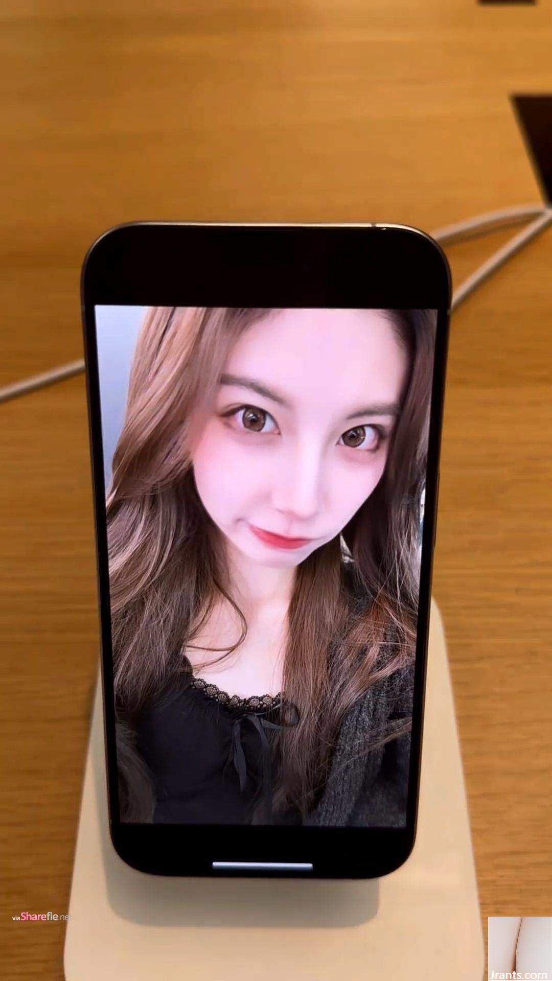 Một cư dân mạng dùng thử điện thoại tại một cửa hàng điện thoại di động, giây tiếp theo, nữ chính của hình nền bất ngờ xuất hiện bên cạnh anh ta - Ảnh 3