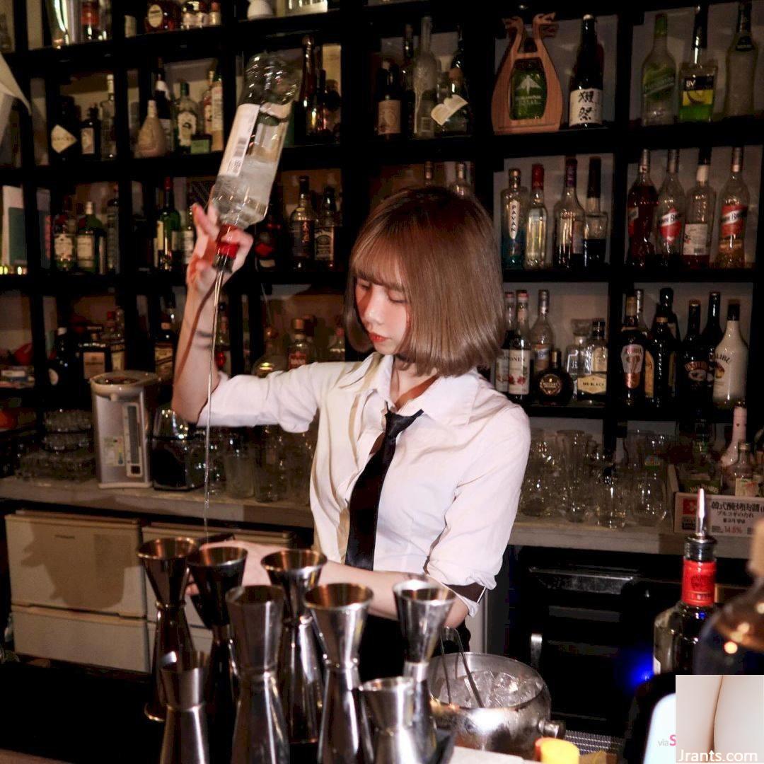 Cô chủ quán xinh đẹp chụp ảnh tự sướng tại nhà nhưng cư dân mạng lại trở thành hướng dẫn viên du lịch - Ảnh 4