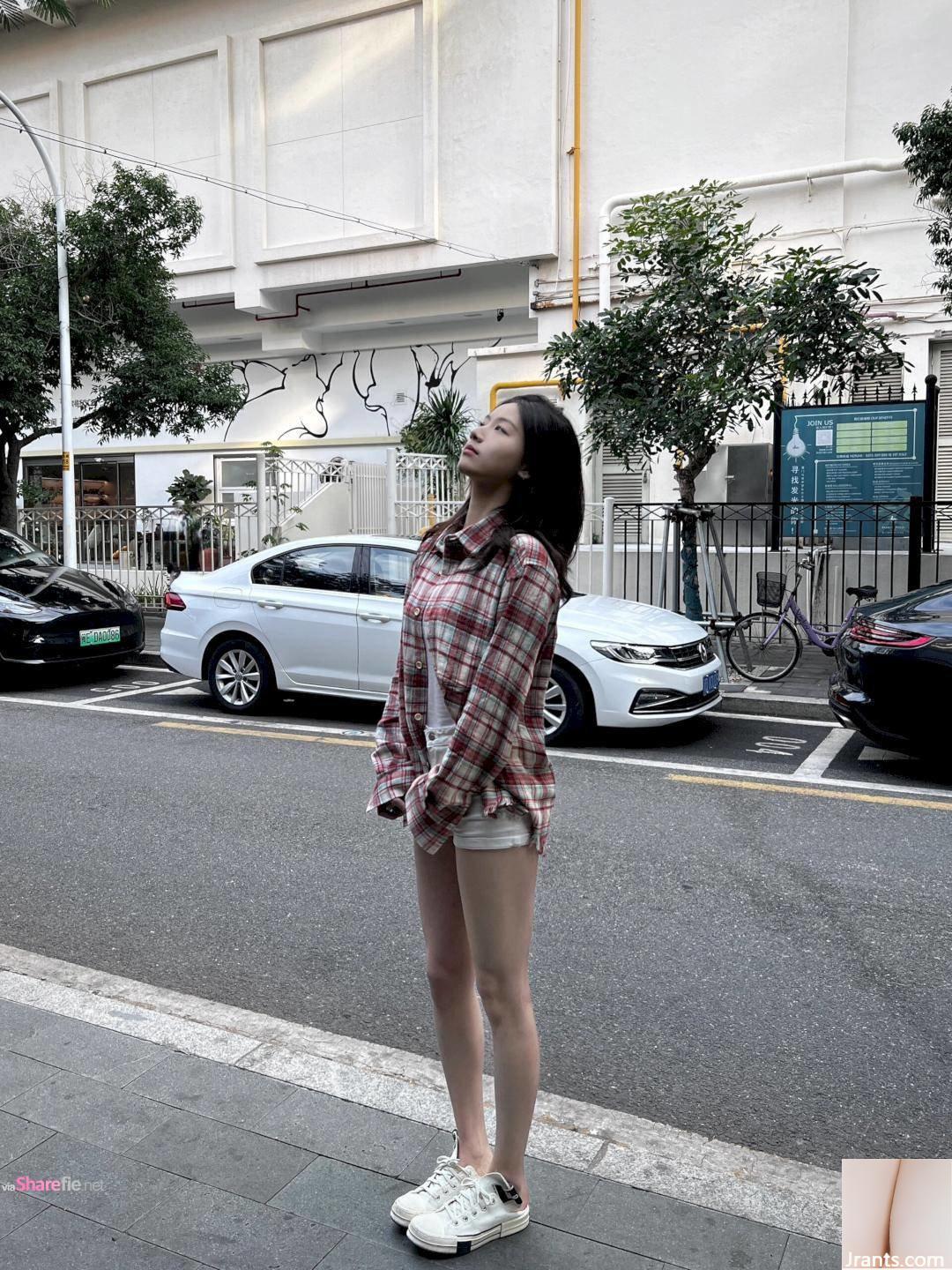 Một bức ảnh chụp đường phố của một cô gái xinh đẹp với khí chất ngọt ngào: “Trên dày và dưới gầy. Đôi chân này đẹp quá”. - Ảnh 13