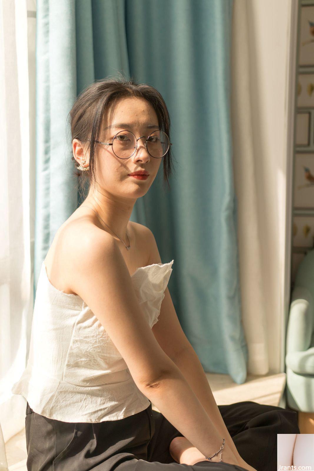 Bộ ảnh riêng tư trên cơ thể cô gái đeo kính PKG của người mẫu Trung Quốc (2021.08.02)-01 (100P) - Ảnh 10