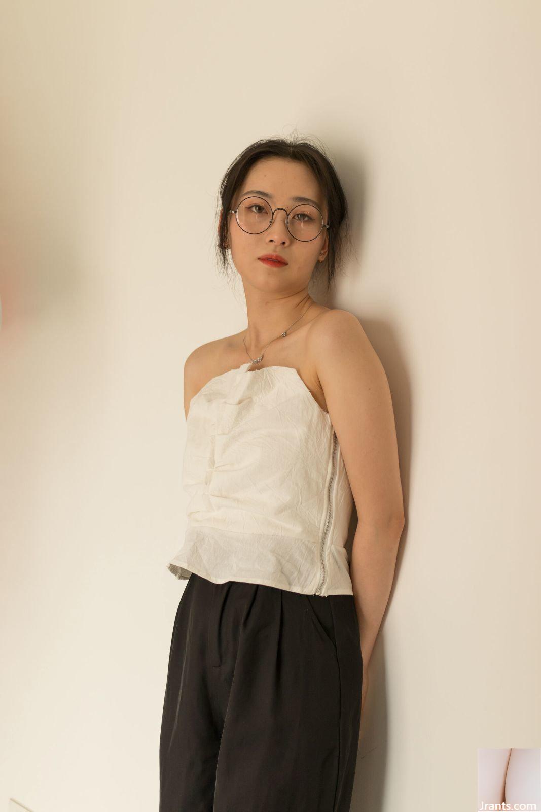 Bộ ảnh riêng tư trên cơ thể cô gái đeo kính PKG của người mẫu Trung Quốc (2021.08.02)-01 (100P) - Ảnh 15