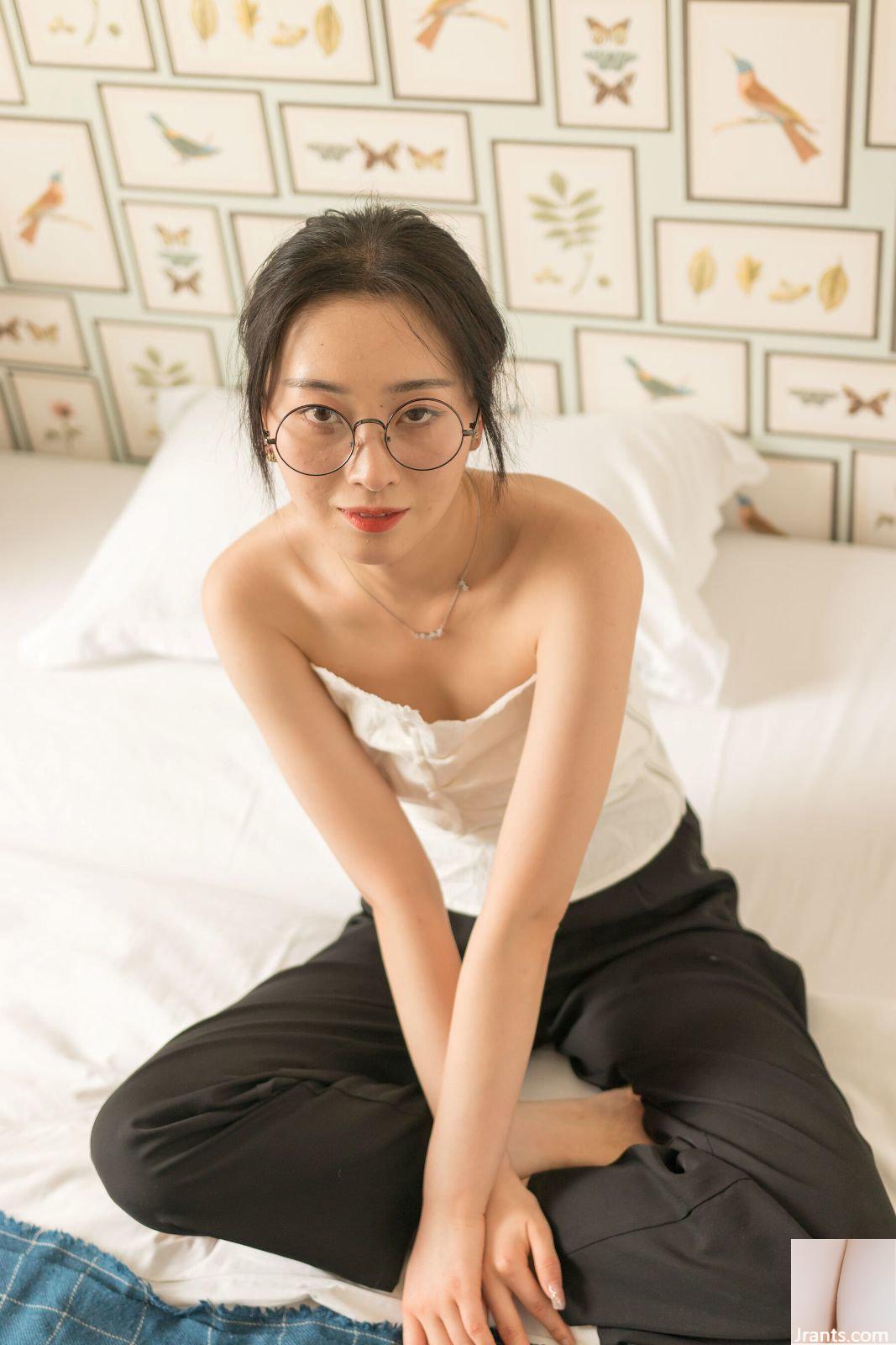 Bộ ảnh riêng tư trên cơ thể cô gái đeo kính PKG của người mẫu Trung Quốc (2021.08.02)-01 (100P) - Ảnh 18