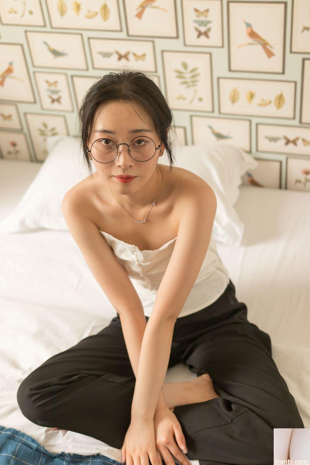 Bộ ảnh riêng tư trên cơ thể cô gái đeo kính PKG của người mẫu Trung Quốc (2021.08.02)-01 (100P) - Ảnh 20