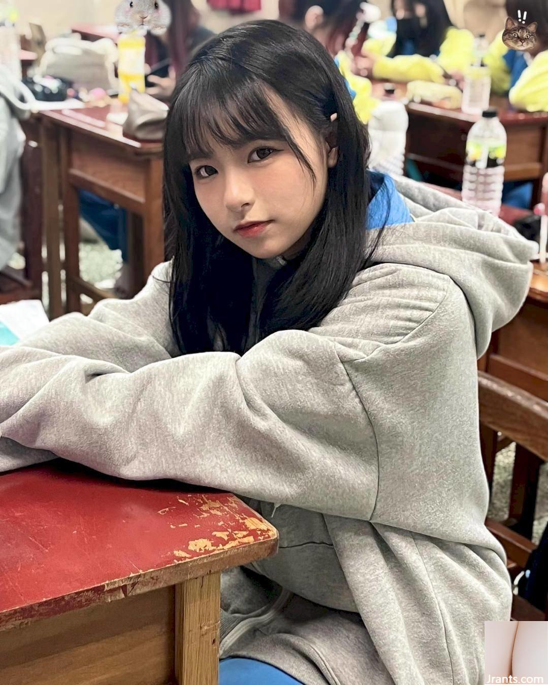 Cô gái ngọt ngào và ngoan ngoãn chụp ảnh selfie với ck của mình, cư dân mạng cho rằng: “Kéo nó xuống thì tệ quá”. - Ảnh 10