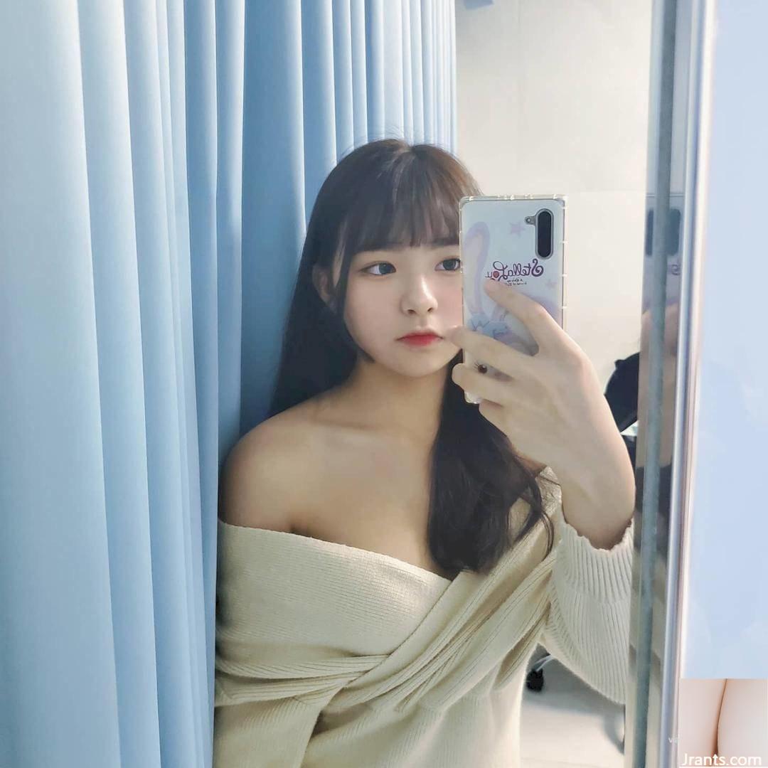 Cô gái ngọt ngào và ngoan ngoãn chụp ảnh selfie với ck của mình, cư dân mạng cho rằng: “Kéo nó xuống thì tệ quá”. - Ảnh 17