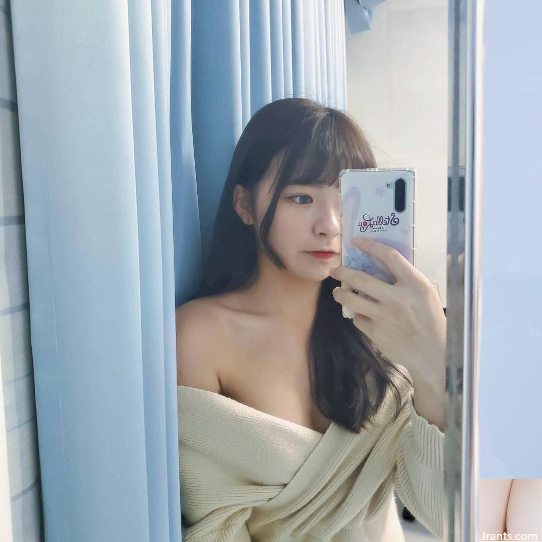 Cô gái ngọt ngào và ngoan ngoãn chụp ảnh selfie với ck của mình, cư dân mạng cho rằng: “Kéo nó xuống thì tệ quá”. - Ảnh 19