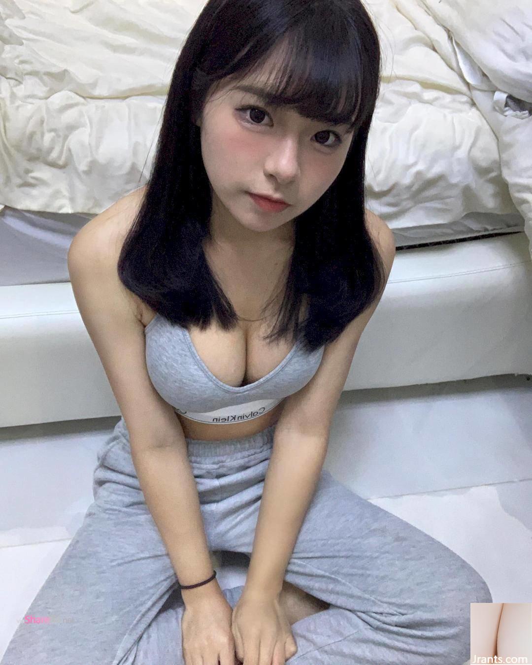 Cô gái ngọt ngào và ngoan ngoãn chụp ảnh selfie với ck của mình, cư dân mạng cho rằng: “Kéo nó xuống thì tệ quá”. - Ảnh 5