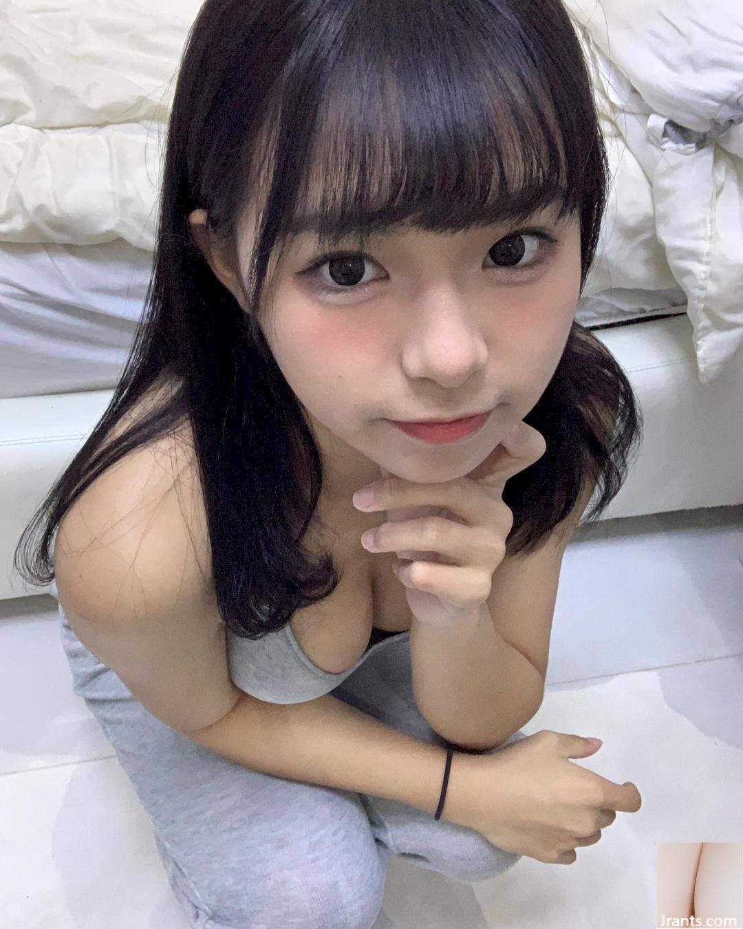 Cô gái ngọt ngào và ngoan ngoãn chụp ảnh selfie với ck của mình, cư dân mạng cho rằng: “Kéo nó xuống thì tệ quá”. - Ảnh 6