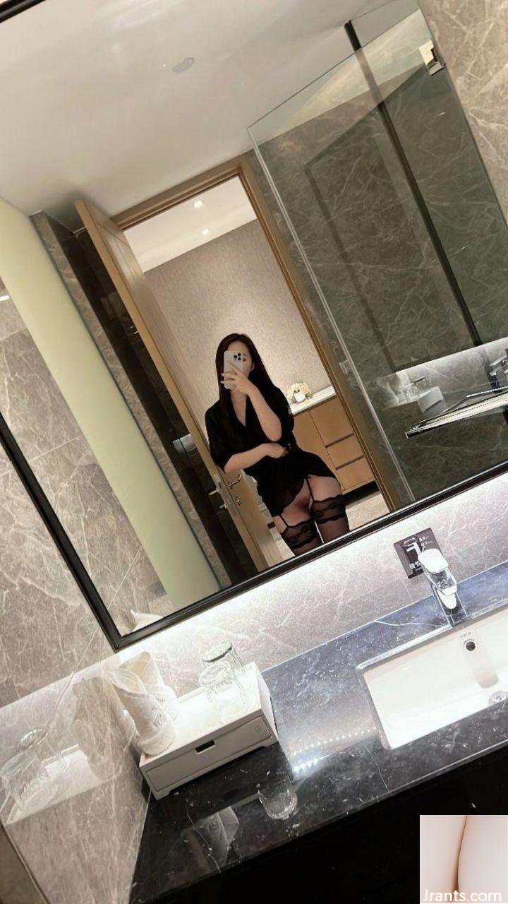 Người phụ nữ mặc tất đen rất gợi cảm 3P