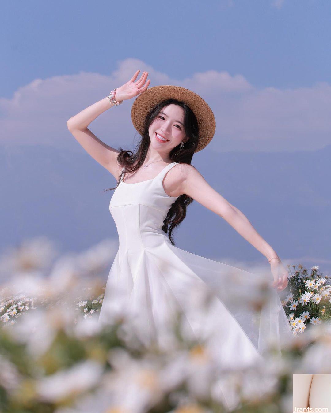 Nữ thần ngọt ngào “Zhang Anqi” có bộ ngực trắng mềm mại và quyến rũ mạnh mẽ (10P)