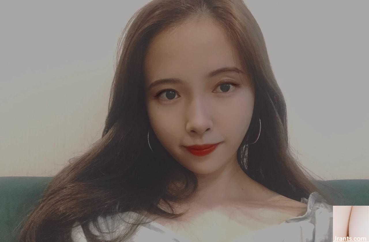 Con điếm hổ trắng cạo tóc thường xuyên bị nhét một con cặc giả vào lỗ (12P) - Ảnh 2