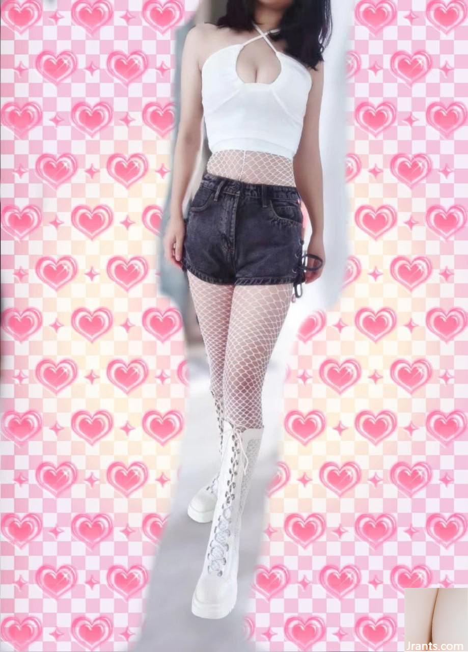 Con điếm hổ trắng cạo tóc thường xuyên bị nhét một con cặc giả vào lỗ (12P) - Ảnh 3