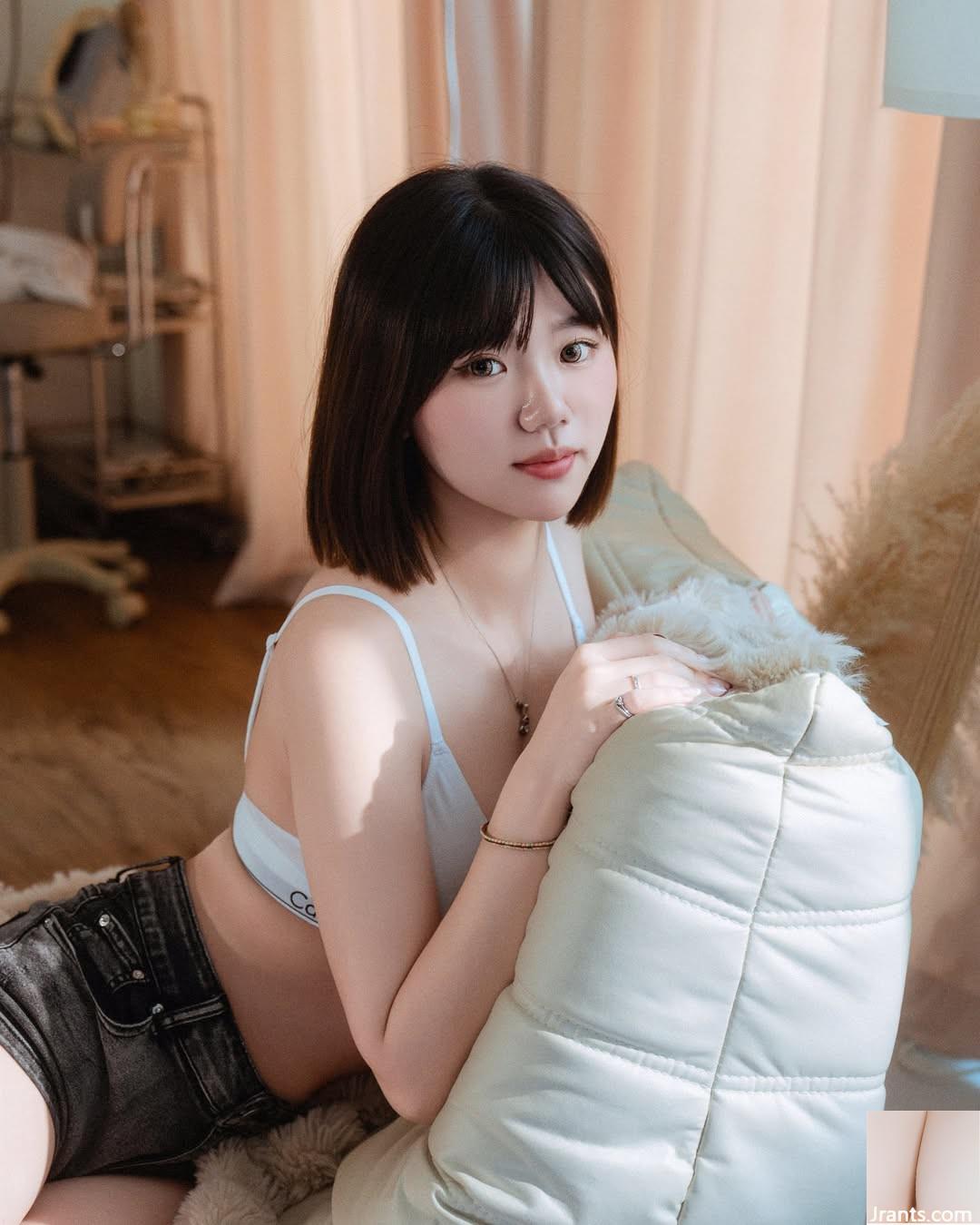 Người đẹp tóc ngắn “Ting Yu” có làn da trắng như tuyết khoe sự quyến rũ của đôi bi đôi (10P)