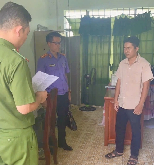 Công chức xã bị bắt vì chiếm đoạt 500 triệu tiền cứu trợ lũ để đầu tư tiền ảo