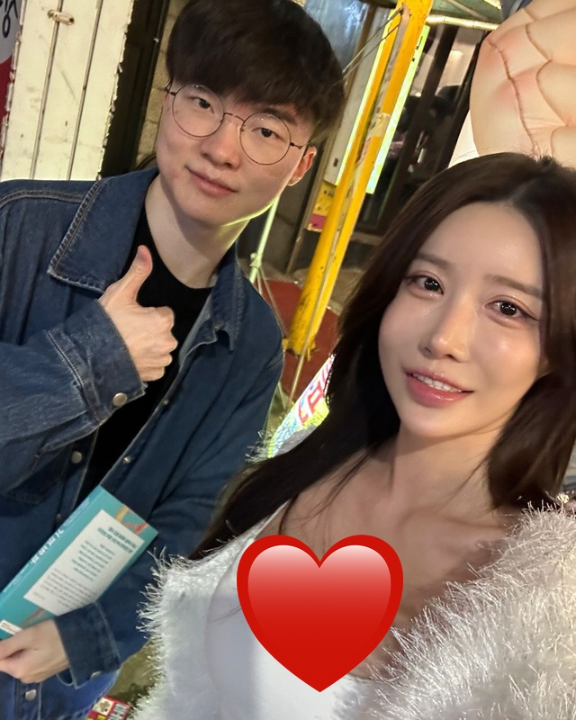 Một fangirl xinh đẹp gặp Faker trên phố và xin chụp chung cùng anh chàng nhưng lại chiếm spotlight nhờ vóc dáng quyến rũ