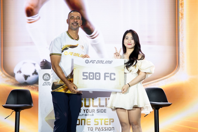 Một fan nữ của Chelsea cũng được giao lưu mở thẻ cùng Gullit Một fan nữ của Chelsea cũng được giao lưu mở thẻ cùng Gullit