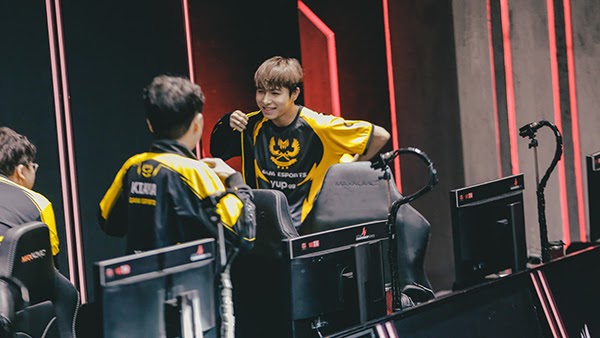 Ngày ấy - Bây giờ: “Sớm nở tối tàn”, Zeros trượt dài trong khủng hoảng, án phạt và những chỉ trích - Ảnh 12. Ngày ấy - Bây giờ: “Sớm nở tối tàn”, Zeros trượt dài trong khủng hoảng, án phạt và những chỉ trích - Ảnh 12.