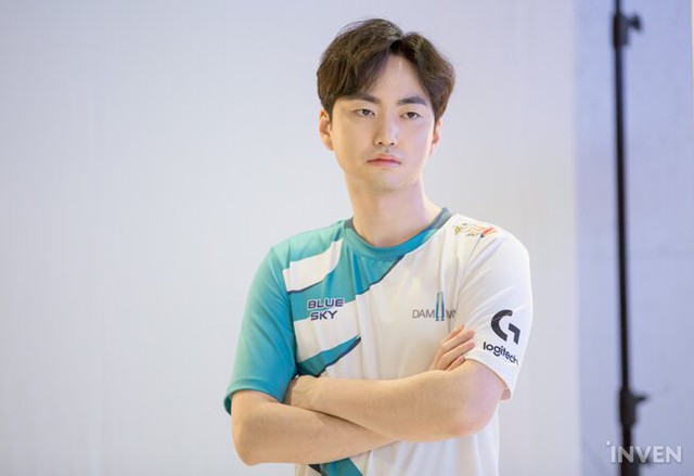 LMHT: 4 tân binh của T1 cùng nhiều gương mặt mới xuất hiện trong buổi chụp hình chào mừng LCK mùa xuân 2020 - Ảnh 36.