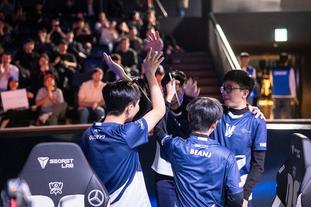 Trong khi các đội khác đã mạnh lên