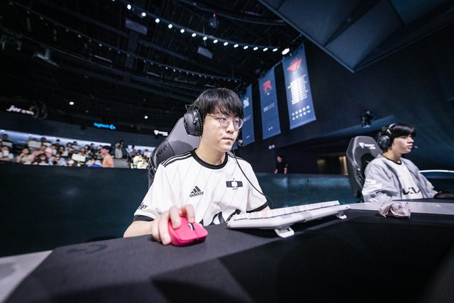 Cộng đồng phát hiện ShowMaker "học hỏi VCS" trước thềm đại chiến DRX - Ảnh 1.